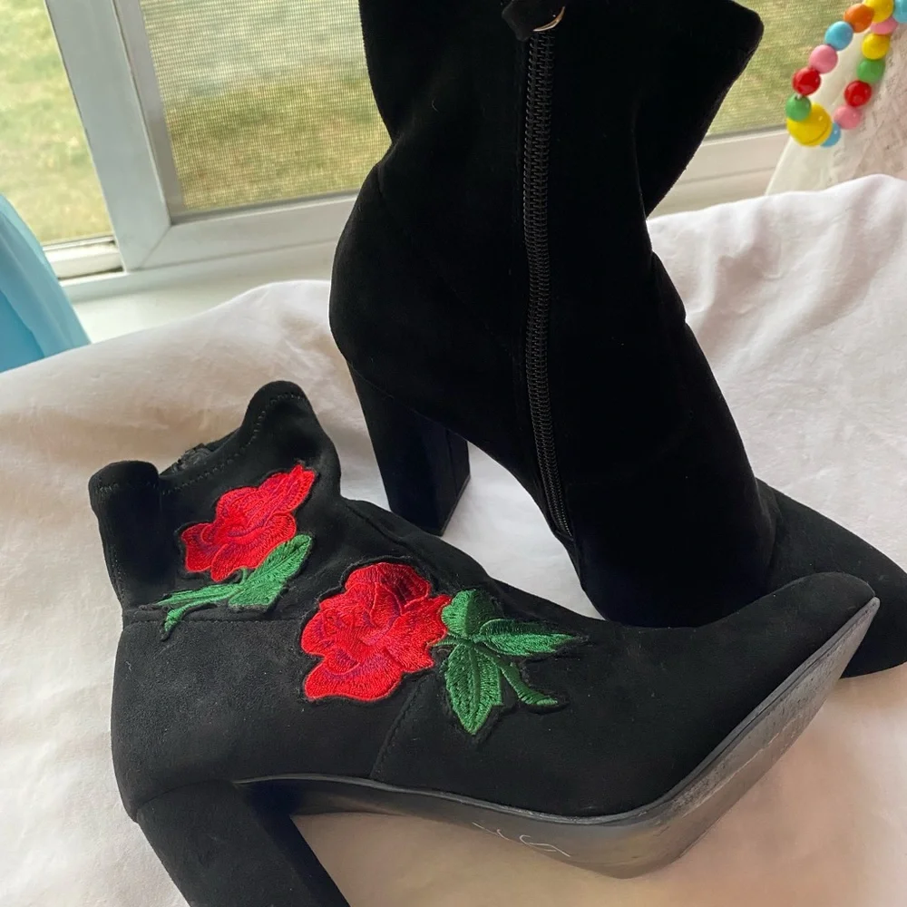 Steve Madden Black Boots with Red Rose Embroidery - Picture 2 of 6